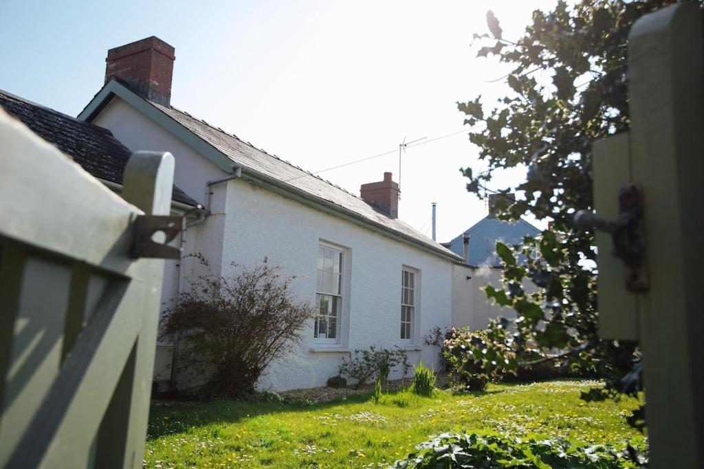 May Tree Cottage Manorbier 5 Mins From The Beach Sleeps 4 Exterior photo